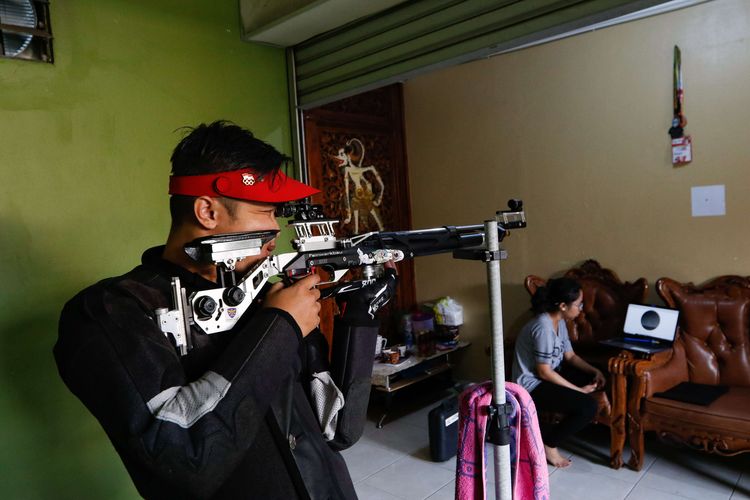 Atlet tembak pelatda Jawa Barat, Ipung Saeful Tammamie latihan mandiri di rumahnya, Bogor saat pandemi Covid-19, Sabtu (20/6/2020). Latihan mandiri selama pandemi Covid-19 untuk persiapan PON Papua.