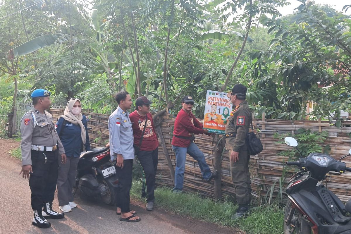 Foto: Penertiban APK yang dilakukan Bawaslu dan KPU di Kabupaten Situbondo, Provinsi Jawa Timur.