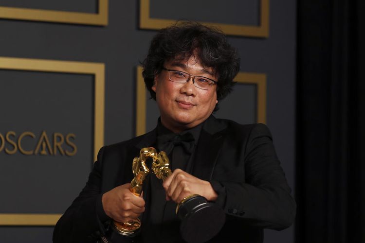 Bong Joon Ho dengan Piala Oscar di 92nd Academy Awards EPA-EFE/DAVID SWANSON