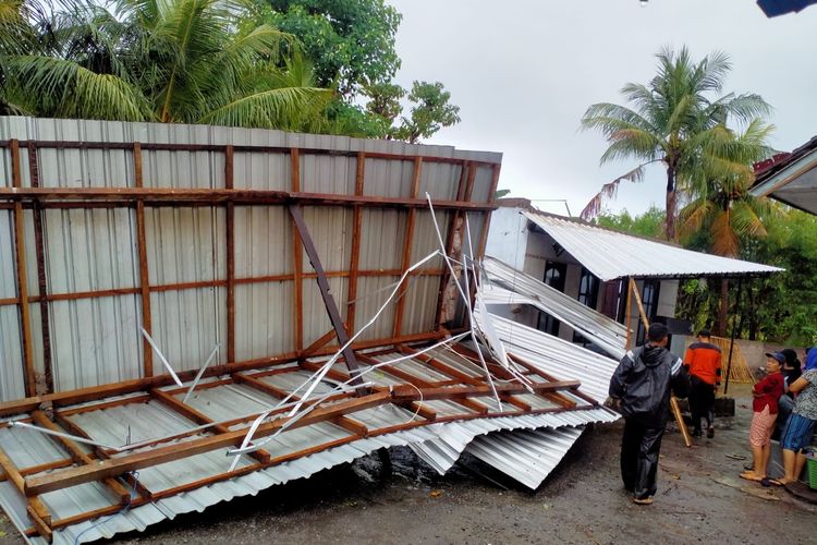 Salah satu rumah warga yang rusak diterjang angin kencang di Desa Patas, Kecamatan Gerokgak, Kabupaten Buleleng, Provinsi Bali.