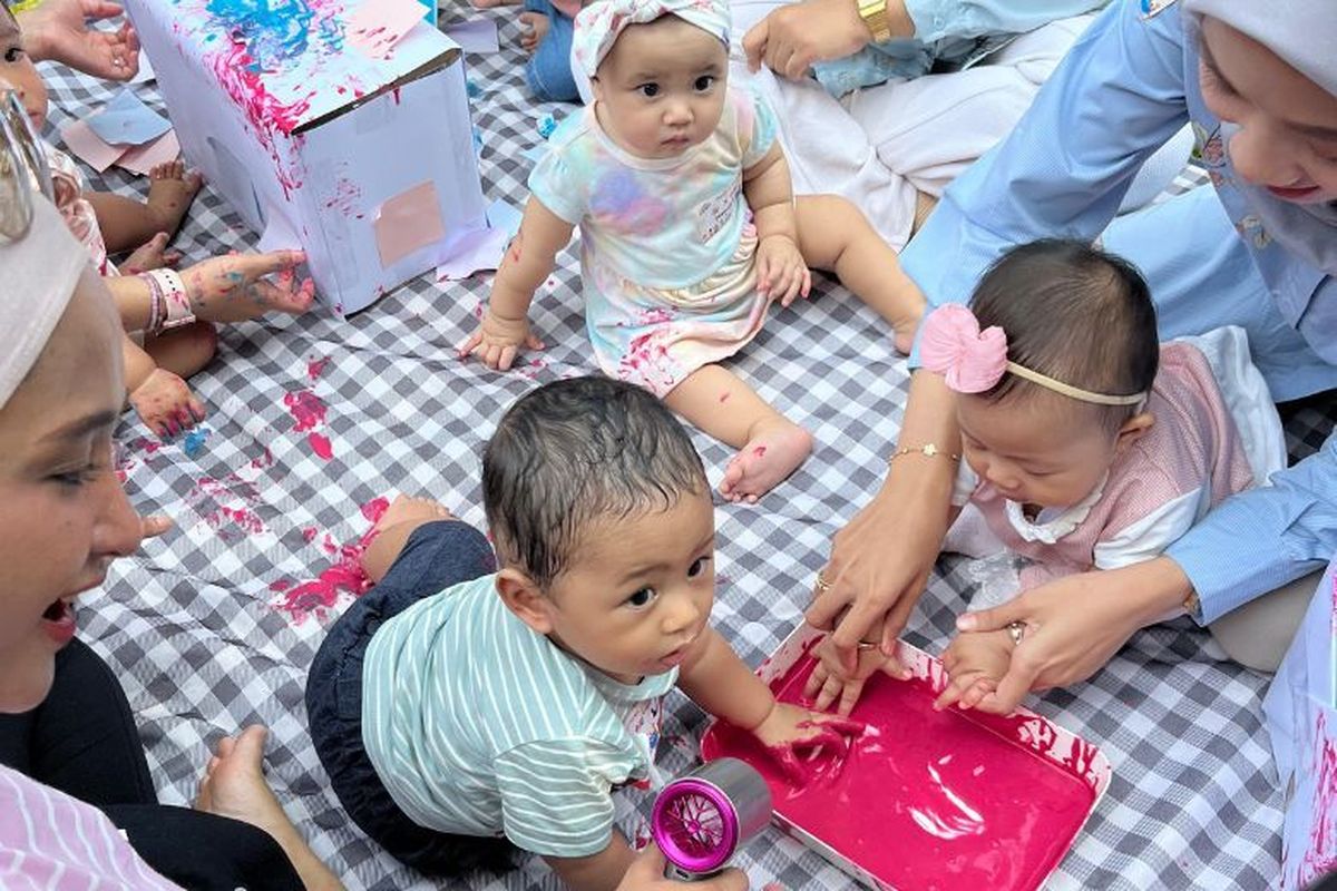 Kegiatan stimulasi mengedepankan sensory play untuk merangsang pancaindra serta mengasah perkembangan otak dan motorik anak.