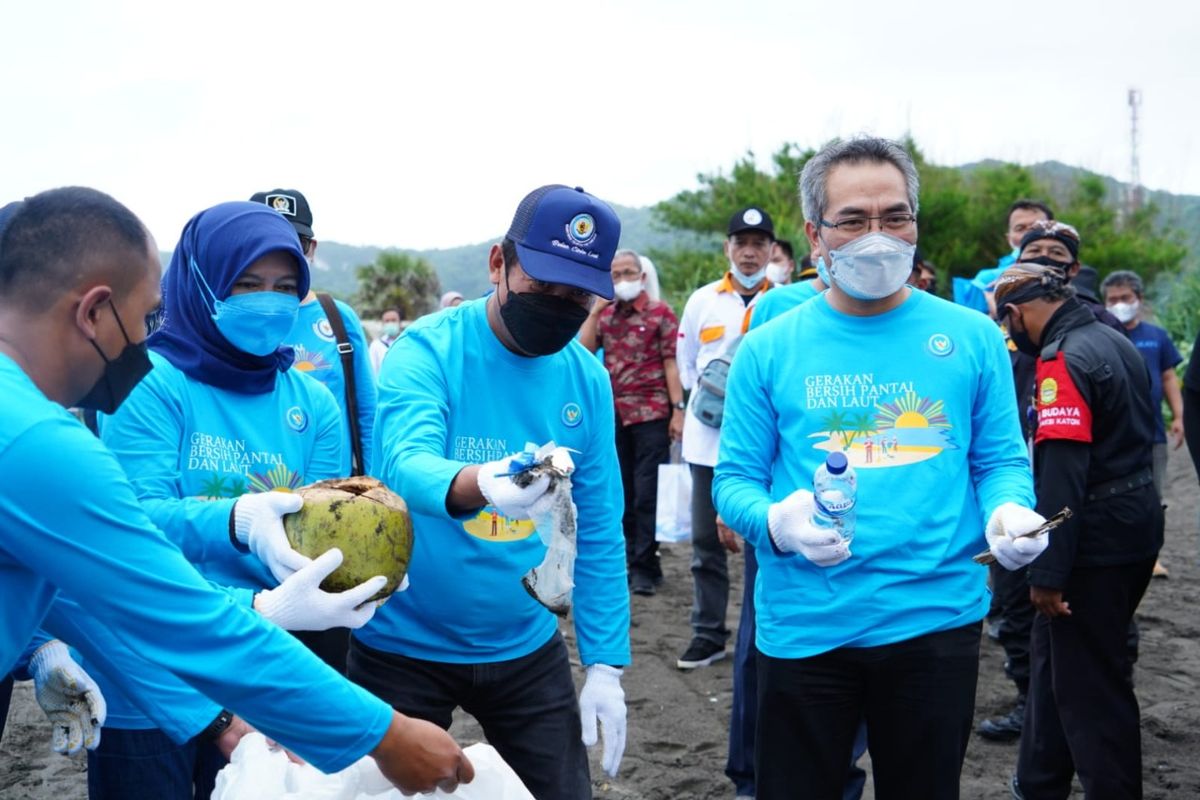Sejumlah langkah dipersiapkan pemerintah, salah satunya dengan memanfaatkan sampah plastik menjadi tenaga listrik. Hal ini bertujuan untuk mengurangi sampah laut hingga 70 persen pada 2025. 