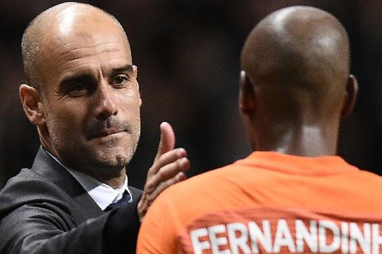 Gelandang Manchester City, Fernandinho, menerima instruksi dari Manajer Josep Guardiola saat melawan Celtic pada partai fase grup Liga Champions di Celtic Park, 26 September 2016.