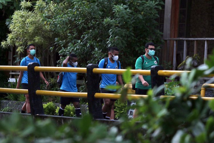 Pemain Timnas Indonesia berjalan kaki menuju tempat latihan untuk persiapan FIFA Matchday di Stadion Gelora Samudra Kuta, Bali, Kamis (20/1/2022) sore. 