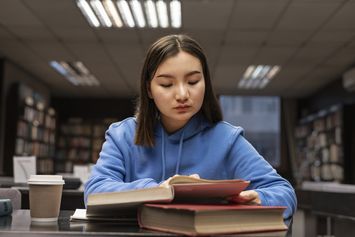 Hobi Membaca Novel Ternyata Banyak Manfaatnya, Simak Fakta-Faktanya Berikut Ini