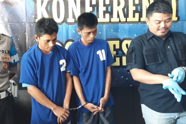 Kasat Reskrim Polres Bantul AKP Rico Sanjaya bersama dua tersangka pelaku pencurian di Mapolres Bantul, Rabu (16/10/2019).