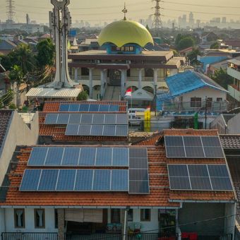 Panel-panel surya PLTS terpasang di atap rumah milik Riky di Duren Sawit, Jakarta Timur, DKI Jakarta.