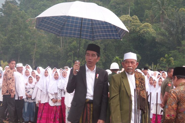 Presiden Joko Widodo dan pimpinan Pondok Pesantren Al-Hikamussalafiyah K. H Adang Badrudin.