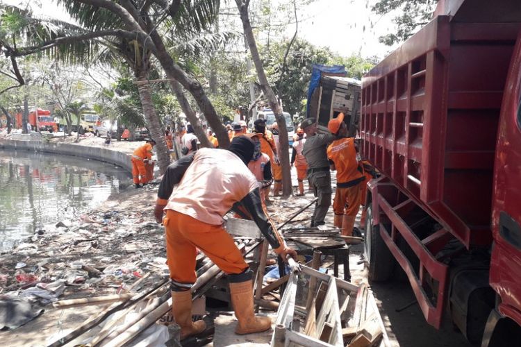 Sebanyak 25 bangunan semi permanen di tepi Kali Kresek, Jakarta Utara, dibongkar petugas, Senin (17/9/2018). Di lokasi itu akan dibangun taman.