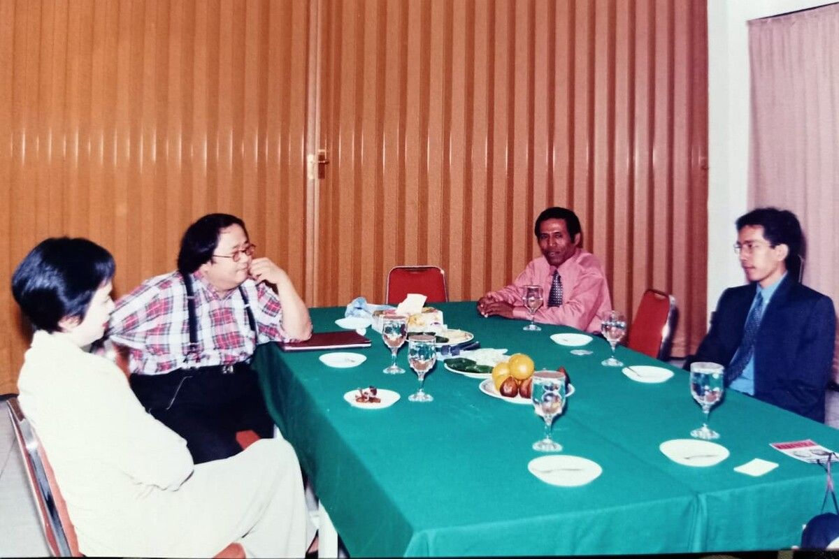 Foto pertemuan pertama Jokowi dan Sri Mulyani dalam seminar ekonomi 1998 di Solo, Jawa Tengah. Pria di sebelah Sri Mulyani adalah pengusaha jamu Jaya Suprana yang diminta menjadi moderator dalam seminar ekonomi tersebut.