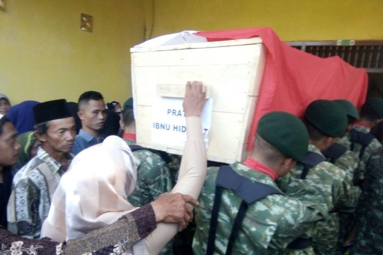 Jenasah almarhum Pratu Ibnu Hidayat saat tiba di rumah duka di Dongko RT 06 RW 02 , Desa Kebon Batur , Kecamatan Mranggen , Kabupaten Demak,  Jateng, Kamis (18/5/2017).