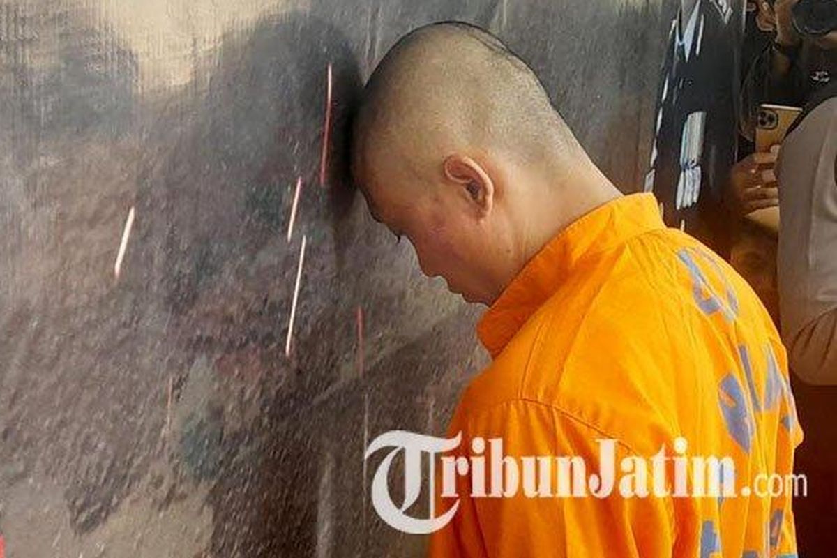 Dulu maki-maki istri hingga ancam akan membunuhnya, kini Mahin (30) warga Desa Selok Awar-awar, Kecamatan Pasirian, Kabupaten Lumajang, Jawa Timur, hanya bisa tertunduk meratapi perbuatannya usai ditangkap polisi, Kamis (5/10/2023). Pria berusia 30 tahun itu sebelumnya viral lantaran aksinya mengancam akan membunuh istirnya dalam sebuah video yang tersebar di media sosial Facebook. 
