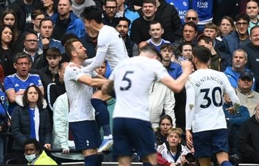 Penyerang Tottenham, Harry Kane, melakukan selebrasi bareng Son Heung-min, usai menjebol gawang Leicester dalam laga Liga Inggris 2021-2022 di Stadion Tottenham Hotspur, London, Minggu 1 Mei 2022.