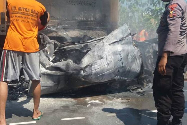 Sebuah mobil Xenia ditabrak kereta api Argo Bromo Anggrek jurusan Surabaya-Jakarta di perlintasan kereta api tanpa palang pintu di Dusun Jetis, Desa Katong, Kecamatan Toroh, Kabupaten Grobogan, Jawa Tengah, Sabtu (20/5/2017). Empat penumpang tewas.