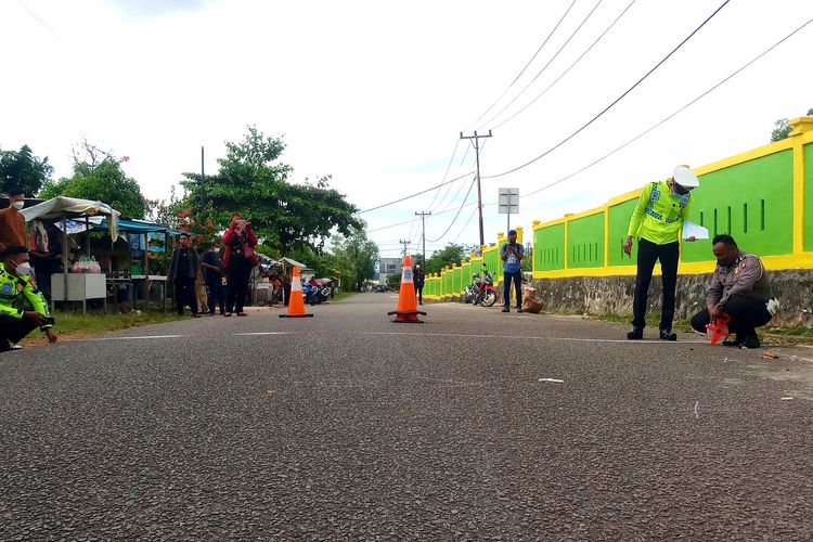 Polisi melakukan olah TKP kasus laka lantas yang diduga melibatkan mobil Wakil Walikota Tanjungpinang, Kamis (17/2/2022). 