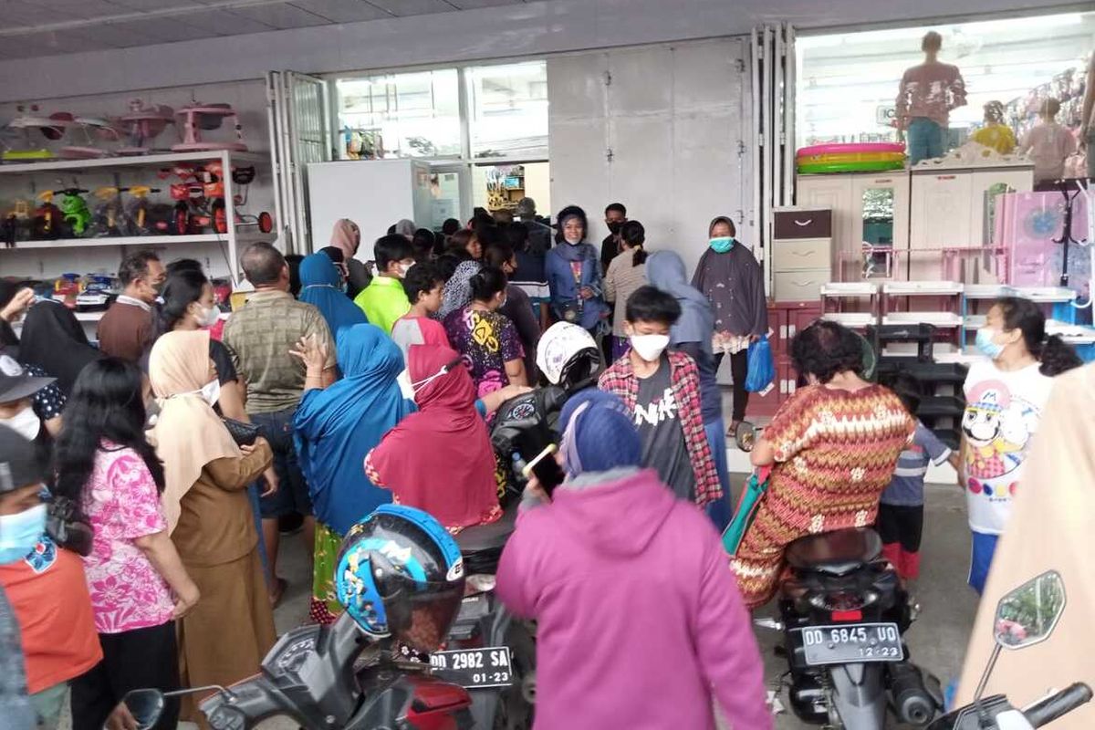 Antrean minyak goreng di salah satu minimarket di Kota Makassar.