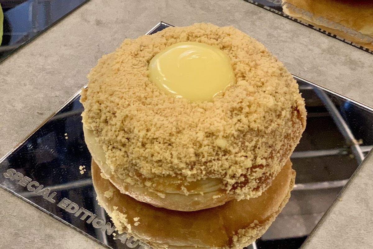 Donat Pie Susu di di pop-up store Dough Darlings Jakarta, Selasa (13/1/2026).