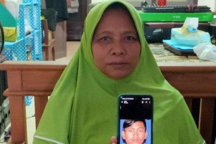 Ibunda Pegi Setiawan, Kartini saat menunjukkan foto anak pertamanya Pegi, Kamis (23/5/2024). Pegi dianggap sebagai DPO dalam kasus pembunuhan Vina dan Eki yang berasal dari Desa Kepongpongan, Kecamatan Talun, Kabupaten Cirebon.
