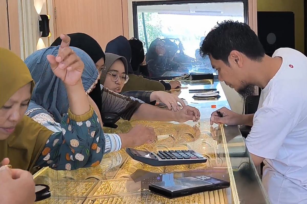 Harga emas Antam hari ini Rabu, 28 Mei 2025 di laman Logam Mulia turun sebesar Rp28.000 per gram. Cek harga jual dan buyback.