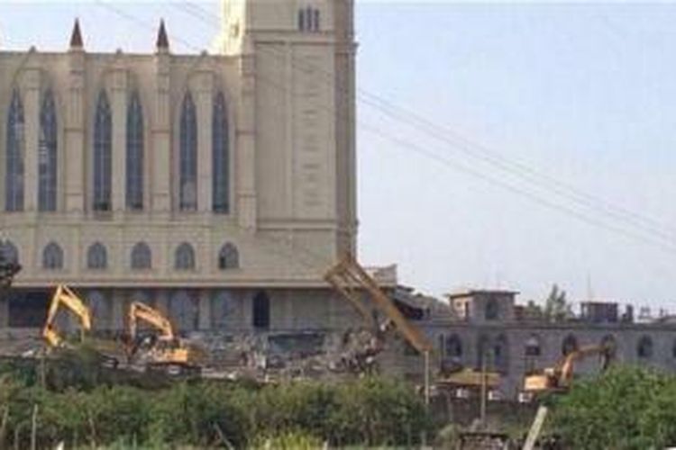 Pemerintah provinzi Zhejiang memutuskan untuk menghancurkan Gereja Sanjiang di kota Wenzhou karena dianggap menjadi pusat resistensi terhadap pemerintah.