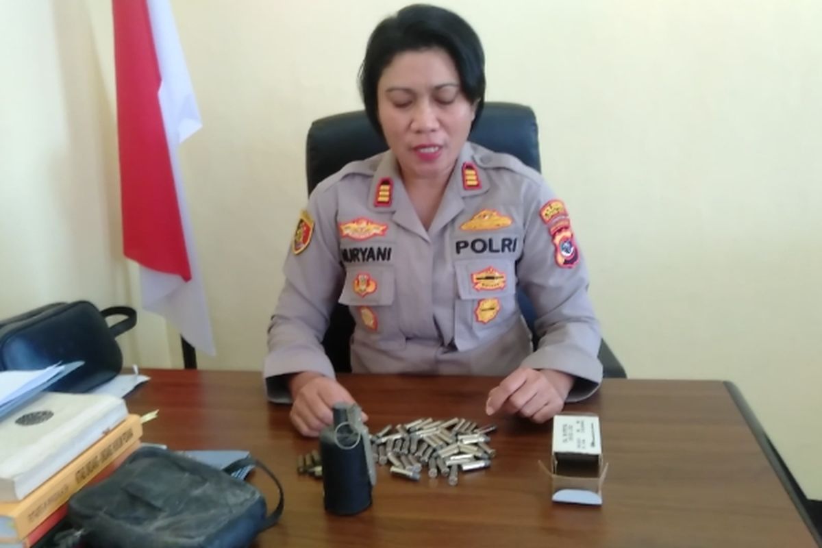 Kapolsek Maulafa Kota Kupang, saat menunjukan granat dan peluru yang ditemukan warga