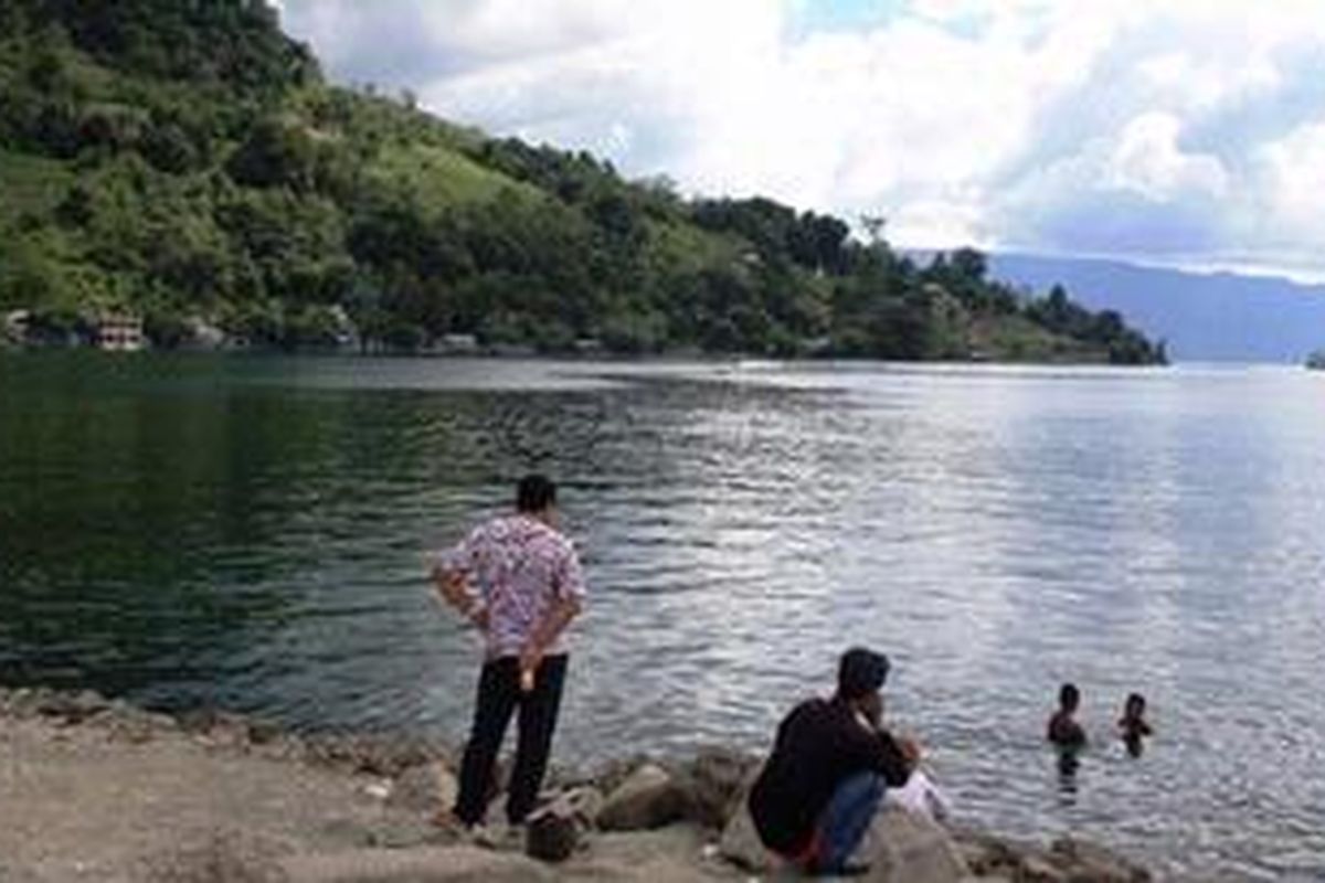 Pemandangan Danau Toba dari Pelabuhan Ajibata, Prapat, Sumatera Utara.