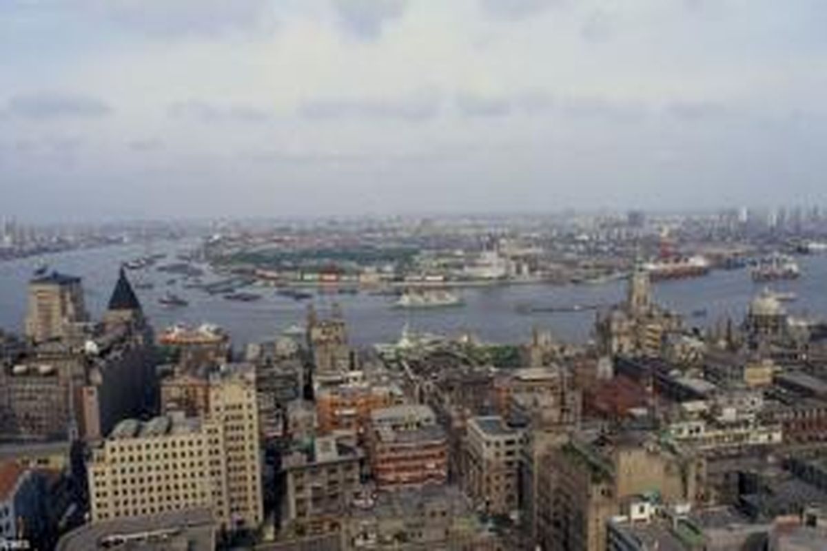 Inilah kondisi distrik keuangan Pudong, Shanghai, China, pada 1987. Nafas aktifitas pertanian masih terlihat di tengah-tengah bangunan pabrik dan perkantoran dengan ketinggian rendah (low rise).