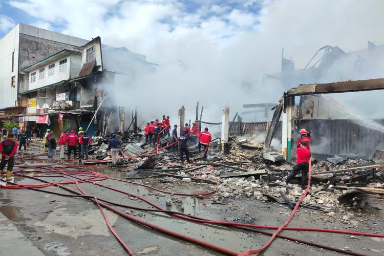Sebanyak 8 rumah toko di kawasan Pasar Sungai Durian, Kabupaten Sintang, Kalimantan Barat (Kalbar) kembali terbakar. 