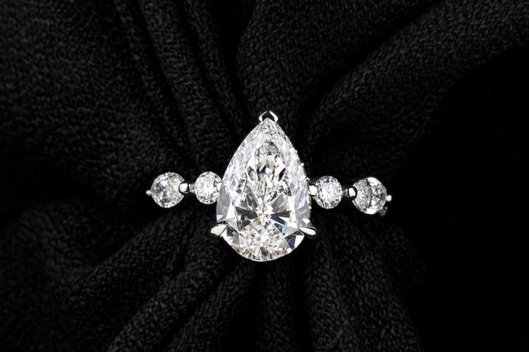 Ilustrasi perhiasan mewah.