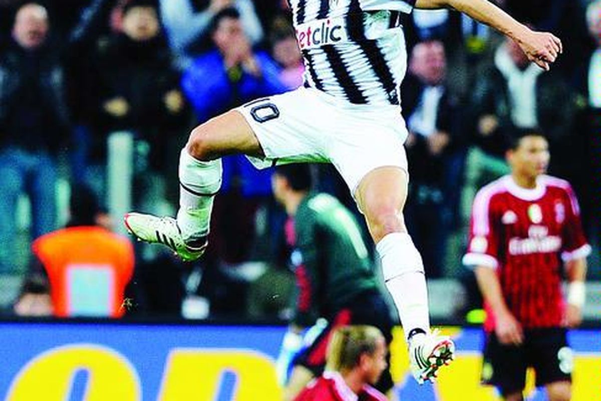Striker Juventus, Alessandro Del Piero, meloncat merayakan gol yang diciptakannya ke gawang AC Milan pada laga Coppa Italia di Turin, Italia, Selasa (20/3).