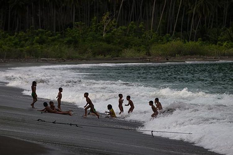 Lanskap pantai di Pulau Dua di Desa Kampangar, Kecamatan Balantak , Kabupaten Banggai, Provinsi Sulawesi Tengah, Sabtu (3/12/2016). Di Pulau Dua terkenal dengan wisata pantai dan spot menyelam terbaik di Banggai.