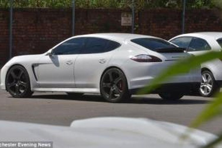 Mobil Porsche milik Samir Nasri yang disita karena ditengarai parkir di tempat yang salah.