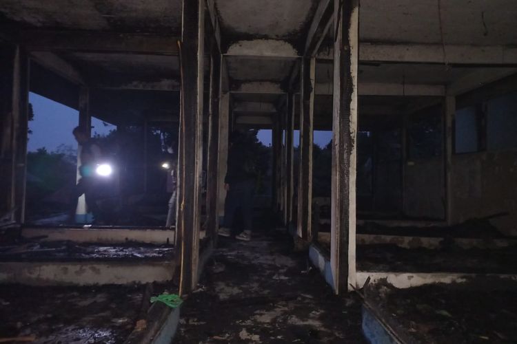 Kebakaran menghanguskan lantai dua di Pendok Pesantren Arribatbul Mukhtasor pada Kamis (21/7/2022) sore tadi.