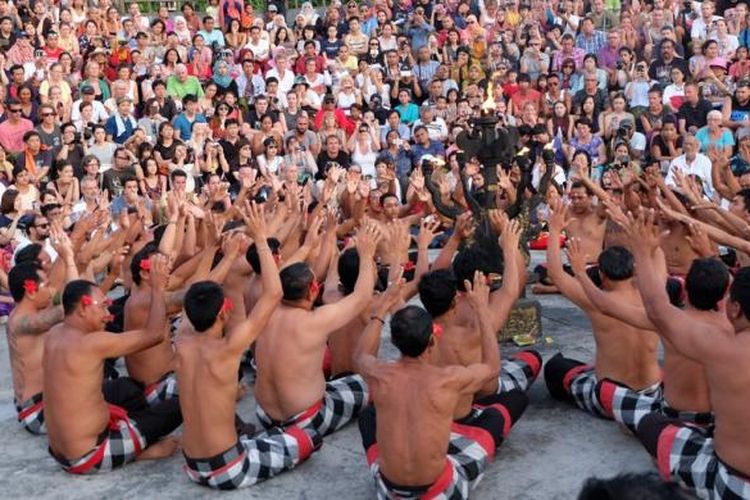 Pementasan sendratari Ramayana dan Tari Kecak di komple Pura Uluwatu, Bali. 