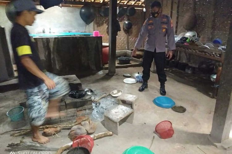 Kondisi dapur rumah T (45) di Kalurahan (desa) Jatimulyo, Kapanewon (kecamatan) Girimulyo, Kabupaten Kulon Progo, Daerah Istimewa Yogyakarta. Pelaku adalah A (17) sendiri. Diduga kuat, aksi A terkait orangtuanya yang tidak mau membelikan sepeda motor karena alsan faktor ekonomi keluarga petani.