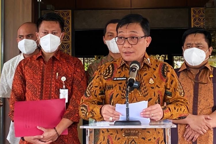 Kepala Kejaksaan Tinggi Banten Leonard Eben Ezer Simanjuntak menyatakan penyidik akan terus mendalami kasus dugaan penggelapan pajak kendaraan di UPTD Samsat Kelapa Dua, Tangerang. Akan ada tersangka lain.
