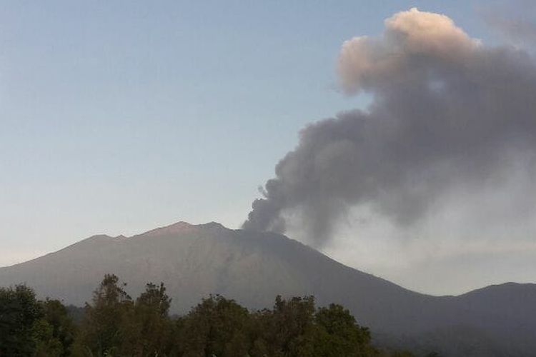 Mount Raung in East Java spewed volcanic ash columns over 1,000 meters, affecting villagers in the Banyuwangi regency. The authority has raised the status of Mount Raung from normal to alert. 