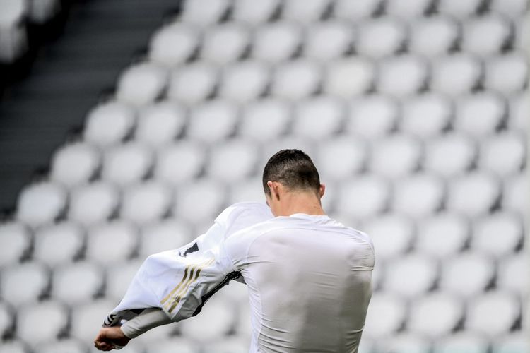 Cristiano Ronaldo melepaskan jerseynya sebelum melemparkannya ke anak gawang setelah pertandingan Juventus vs Genoa pada lanjutan Liga Italia 2020-2021 di Stadion Allianz, Minggu (11/4/2021) malam WIB. 