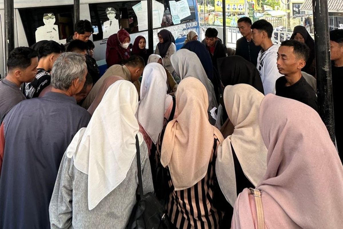 Antrean Panjang di Disdukcapil Pandeglang akibat Alat KTP Rusak