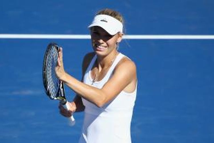Petenis Denmark, Caroline Wozniacki, merayakan kemenangan atas petenis Polandia, Agnieszka Radwanska, pada perempat final Western & Southern Open di Linder Family Tennis Center, Cincinnati, Jumat (15/8/2014). Wozniacki menang 6-4, 7-6(5).