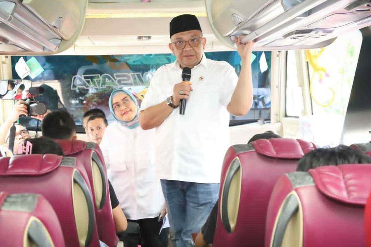Wakil Menteri Ketenagakerjaan (Wamenaker) Afriansyah Noor saat memberikan sambutan di dalam bus sebelum melepas pekerja yang mengikuti Program Mudik Bersama di Gedung Vokasi Jakarta Selatan, Kamis (4/4/2024).  