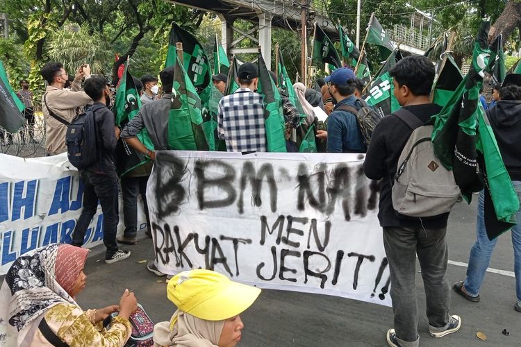 Massa Himpunan Mahasiswa Islam (HMI) menggelar aksi unjuk rasa menolak kenaikan harga BBM di kawasan Patung Kuda, Jakarta Pusat, Senin (5/9/2022).