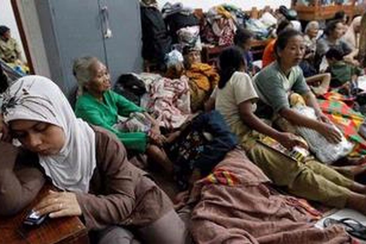 Warga korban letusan Gunung Merapi tinggal di posko pengungsian Umbulharjo, Cangkringan, Sleman, DI Yogyakarta, Rabu (27/10/2010) malam. 
