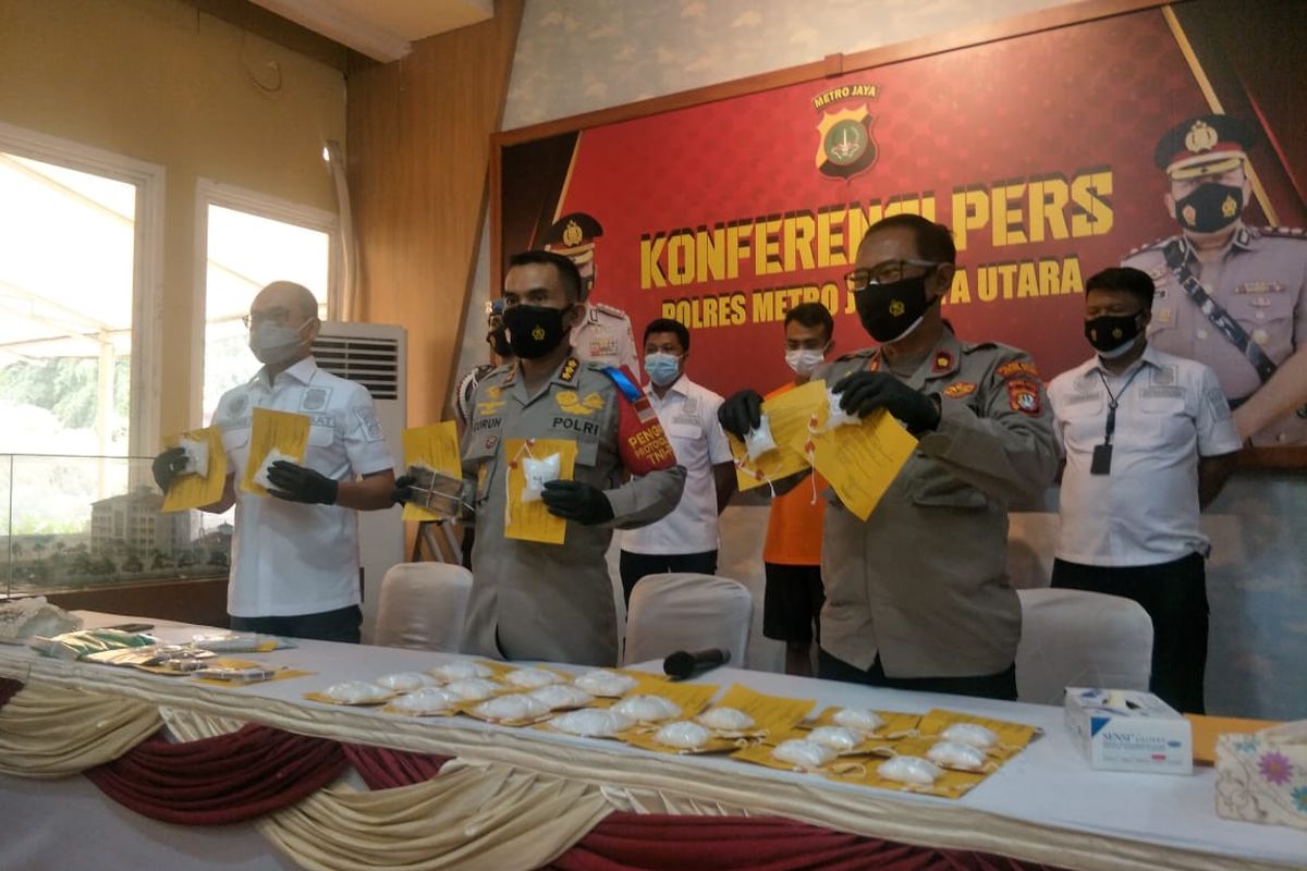 Polres Jakarta Utara, Senin (20/9/2021), mengelar jumpa pers terkait penangkapan dua kurir narkoba berinisial JM dan MT yang kerap bertransaksi di wilayah Penjaringan Jakarta Utara.