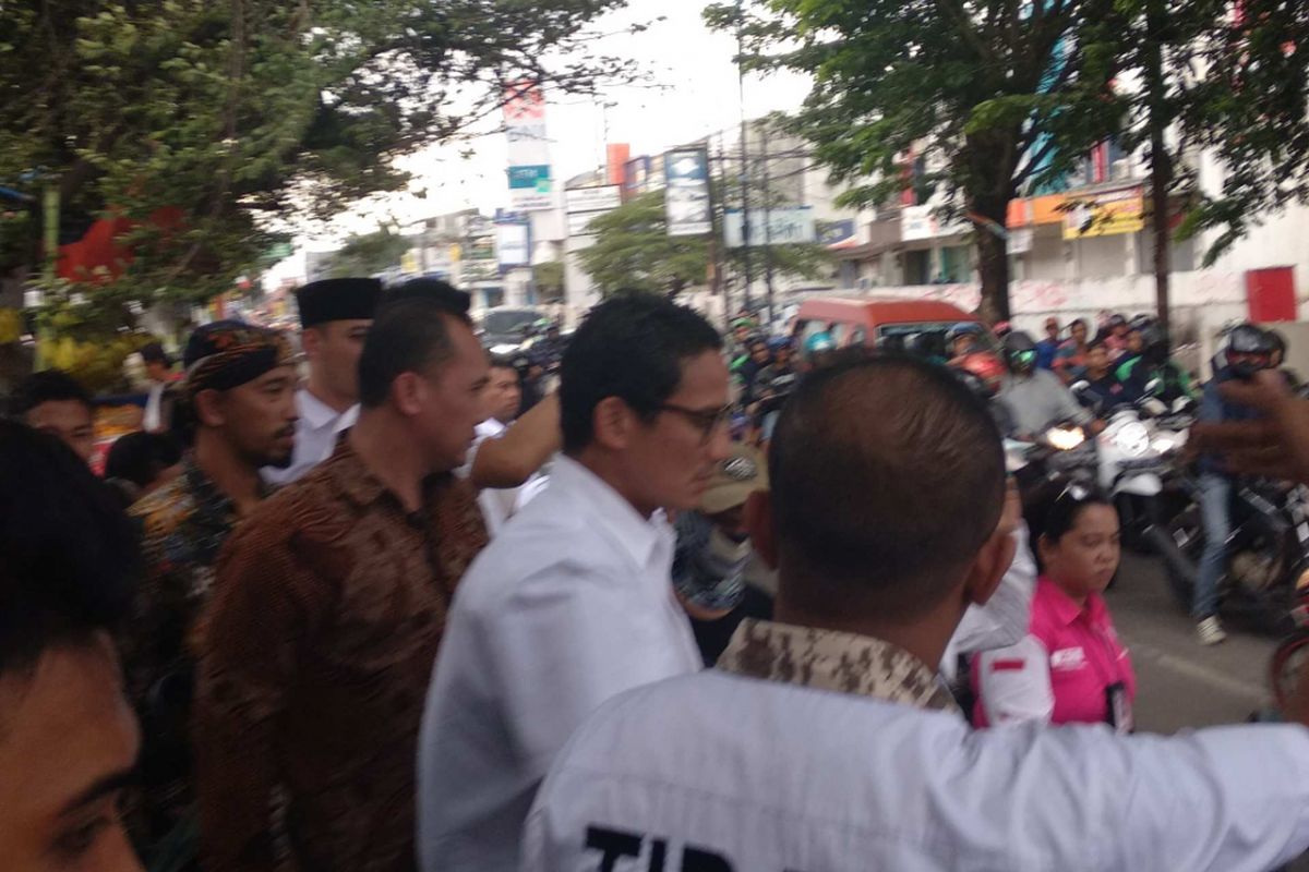 Wakil Gubernur DKI Jakarta Sandiaga Uno berkampanye di Pasar Jati Asih, Bekasi, Minggu (1/4/2018).