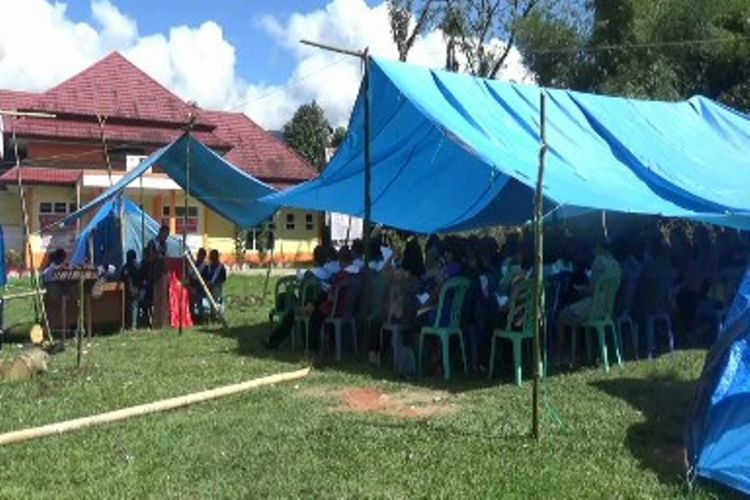 Ratusan warga pengungsi di Desa Rambusaratu, Kecamatan Mamasa, Sulawesi Barat, menggelar Ibadah Minggu di tenda-tenda pengungsian, Minggu (18/11/2018).