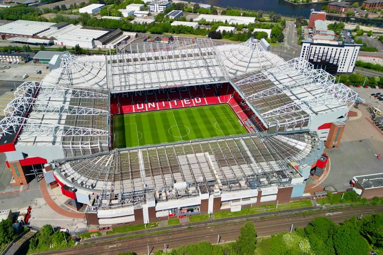 Stadion Old Trafford. Sejarah tercipta, azan maghrib pertama kali berkumandang di Stadion Old Trafford saat Ramadhan 1447 H yang dilantunkan oleh qari Ibrahim Idris.