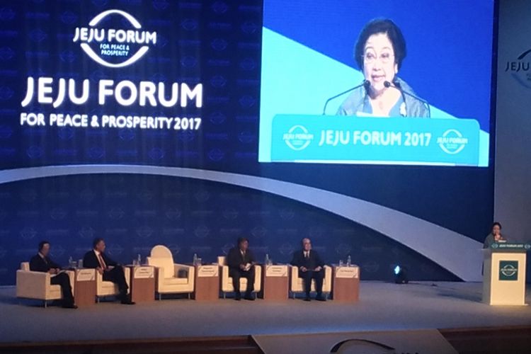 Presiden kelima RI Megawati Soekarnoputri saat menjadi pembicara kunci dalam Jeju Forum for Peace and Prosperity di Jeju, Korea Selatan, Kamis (1/6/2017).