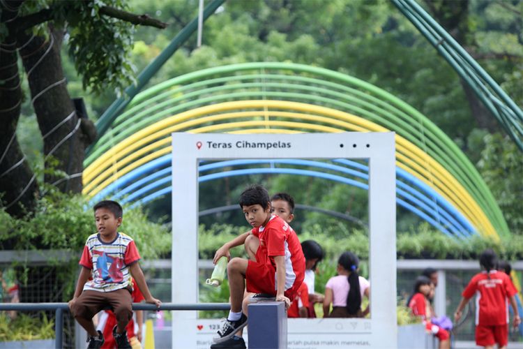 Sejumlah anak saat bermain di jembatan layang Teras Cihampelas Bandung, Jawa Barat, Kamis (9/11/2017). Pemerintah Kota Bandung resmi memperkenalkan skywalk sekaligus ikon terbaru Kota Kembang itu pada Februari lalu dan diharapkan menjadi magnet bagi para pelancong, khususnya di kawasan sentra jins tersebut.