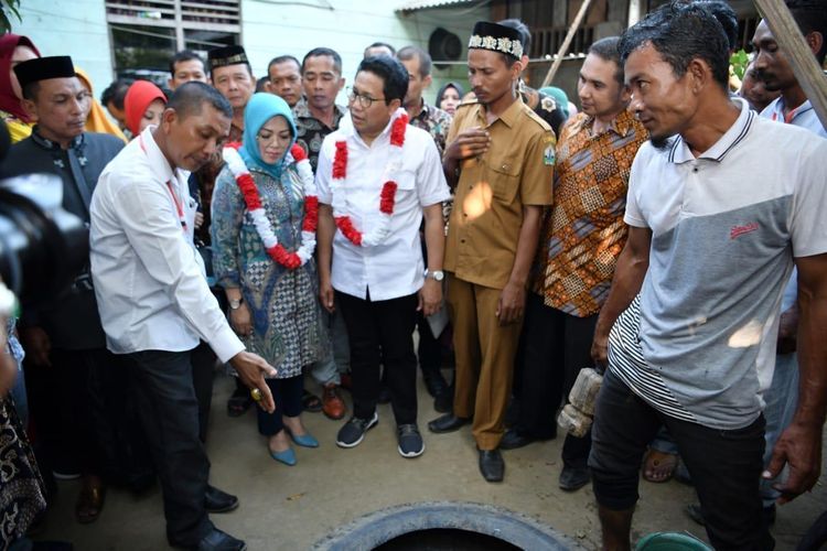 Menteri Desa, Pembangunan Daerah Tertinggal, dan Transmigrasi (Mendes PDTT) Abdul Halim Iskandar dalam salah satu kesempatan bersama warga.